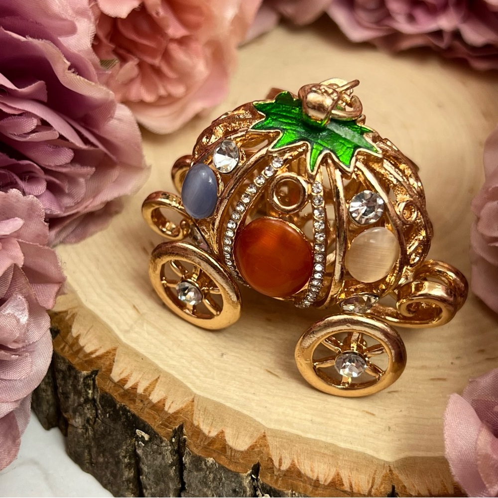 Cinderella’s Royal Gold and Crystal Carriage Keychain Charm - Picture 5 of 14